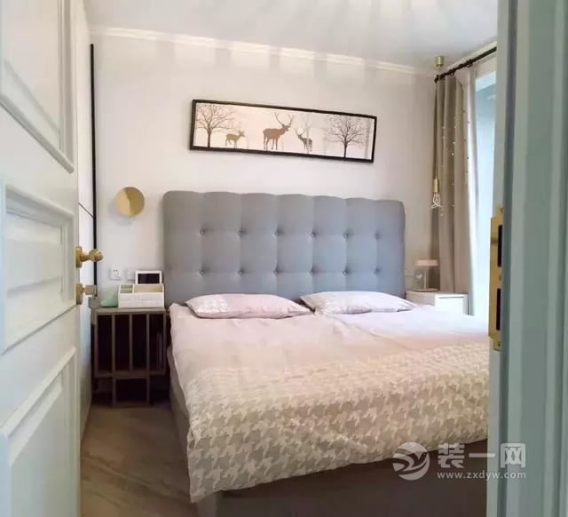 无锡装饰公司小编推荐的这套小房子仅有70平米的面积,小户型的房子,通过开放式的格局、矮墙电视墙的设计,在宜家风的搭配下,打造出一个轻松宜居的小窝,让小户型的日子也过得美滋滋! 玄关进门后左侧是卫生间,右侧则是摆了个小矮鞋柜,鞋柜上方还装了一个格架,方便随身小物件的收纳摆放;天花上的这个魔方吊灯,黑灰白调的鞋柜,让玄关显得创意又精致舒适; 鞋柜上方的收纳盒与搁架,还有一个创意的小挂钩,方便钥匙、手机等小物件回家后有个存放空间; 卫生间门旁边是一块全身镜与一个创意的挂钩,这里可以方便挂上临时更换的衣物、