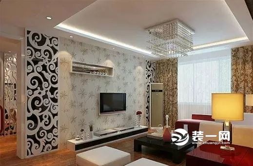 电视墙小怎么设计?现在不少的不规则户型,尤其是小户型、旧房改造的,电视墙位置比较尴尬、面积十分小;但电视墙作为客厅最显面的一处设计,自然是少不了心思!那么遇到电视墙面积小的情况,该如何装修才能显得大方呢?今天无锡装修公司小编为大家分享一些小面积电视墙装修效果图以及设计技巧,相信会有适合各位的!